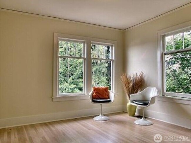 Building Photo - 807 16th Ave