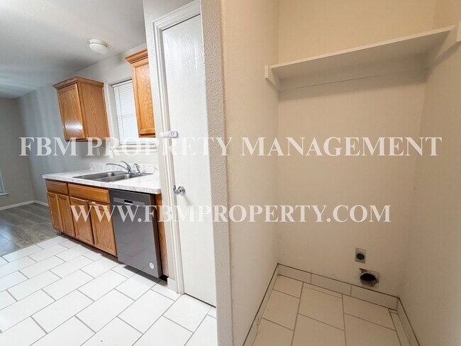 Building Photo - 3008 View Ln