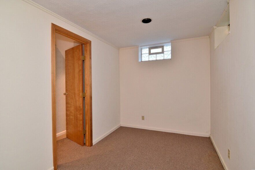 Building Photo - 2027 Riverside Dr