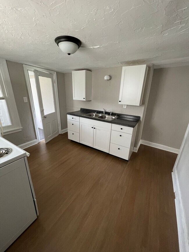 Building Photo - 2 bedroom 1 bathroom located in the heart of Carlisle