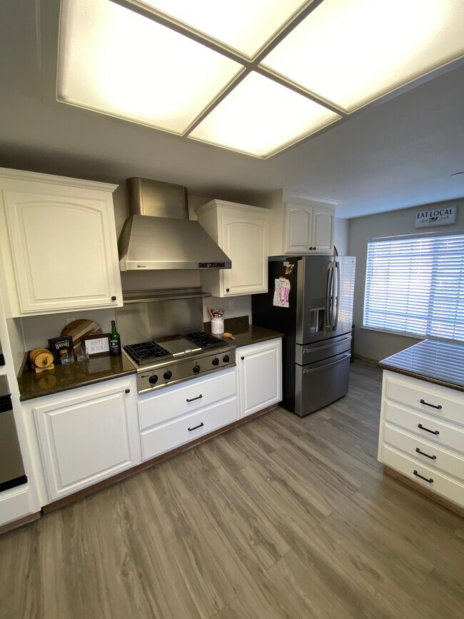 Building Photo - 433 Hazelnut Dr