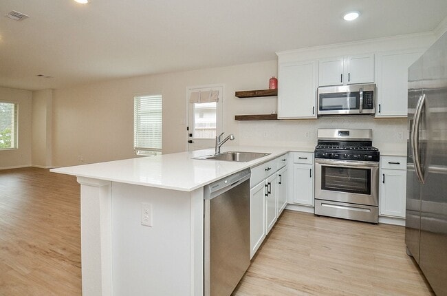 Building Photo - 305 Riverwood Village Ln