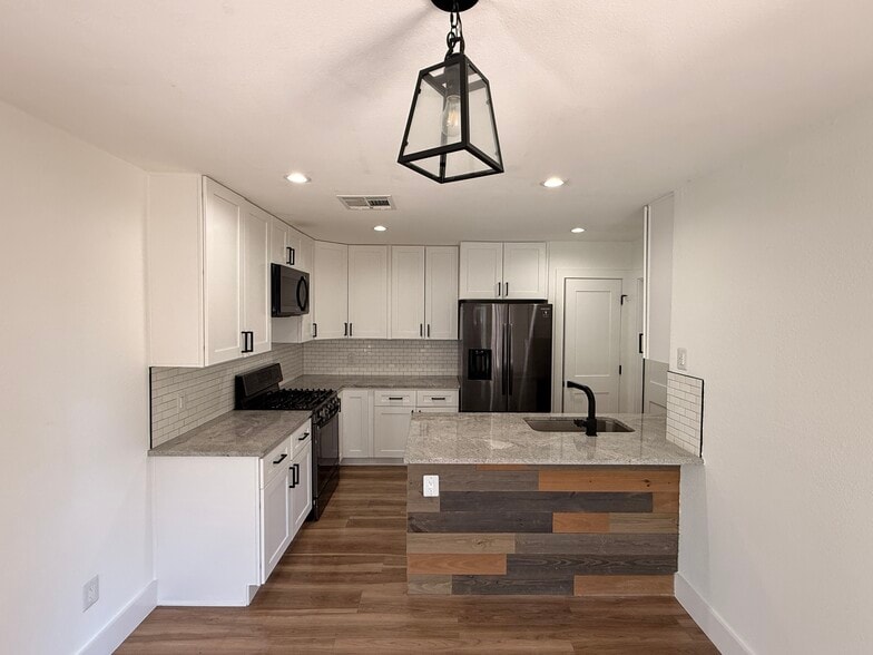 Building Photo - 12340 Little Emily Way