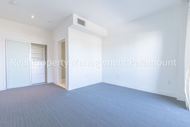 Building Photo - Beautiful new 2 bed 2 bath