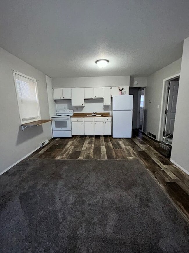 Building Photo - 713 S Duluth Ave