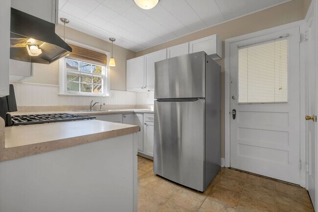 Building Photo - Charming Midtown Apartment