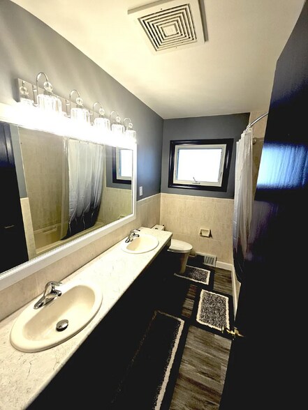 Building Photo - 513 13th St NE