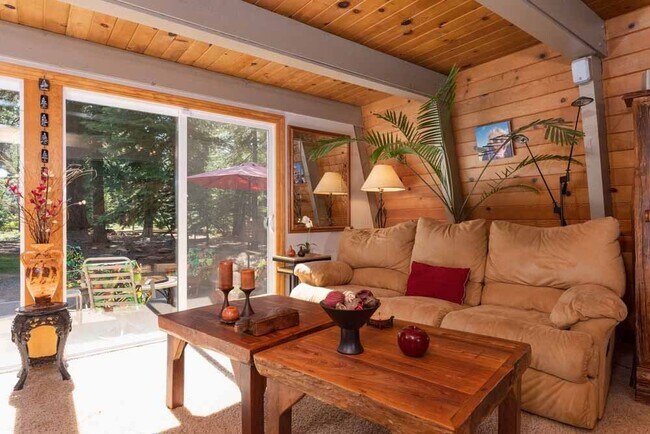 Main Room - Seating area - 14234 Glacier View Dr