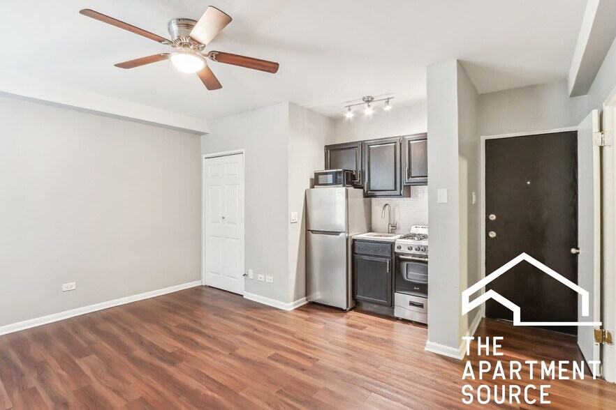 Building Photo - 1140 N La Salle Dr