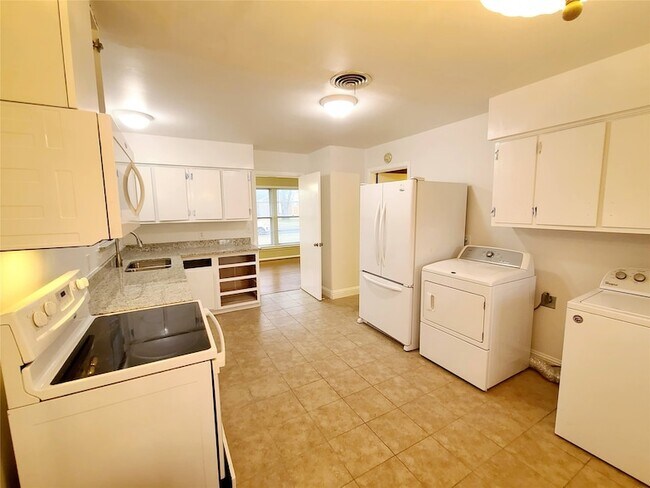 Building Photo - 1830 Viewcrest Dr