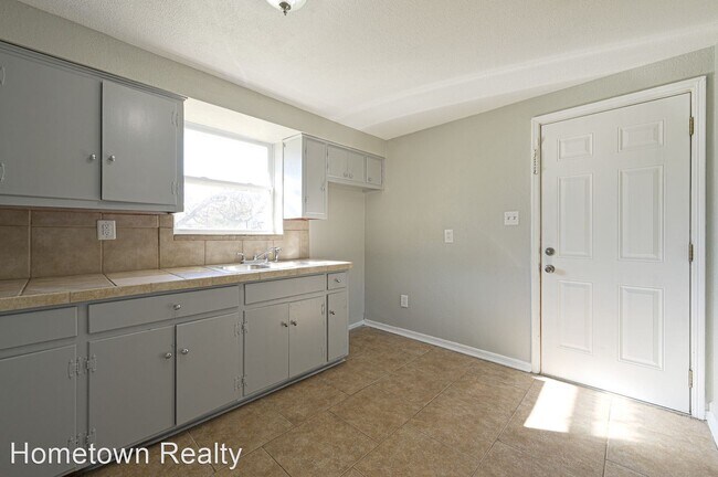 Building Photo - 3 br, 1 bath House - 4016 SE 22nd Street