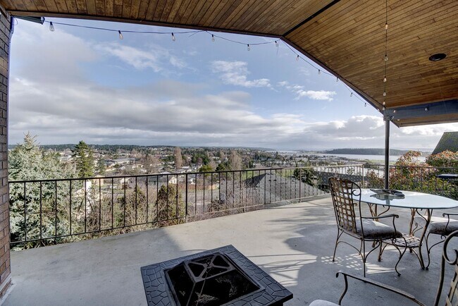 Building Photo - 3 Bedroom 2.5 bathroom spacious home with views of marina and downtown Oak Harbor