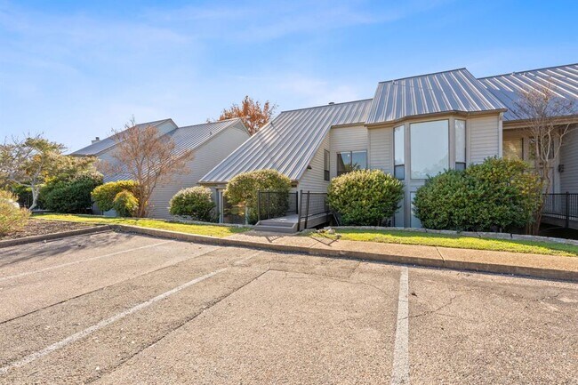 Building Photo - 112 World of Tennis Sq