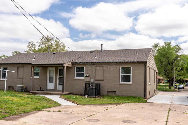 Building Photo - 6102 E Oakwood Dr