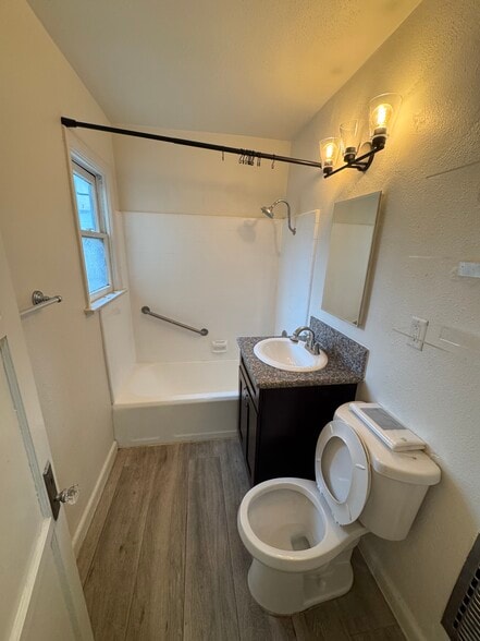 Building Photo - 5767 San Vicente Blvd