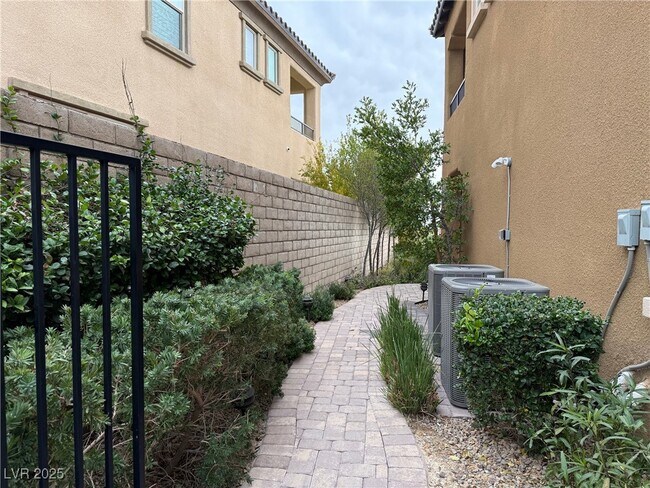 Building Photo - 304 Rezzo St