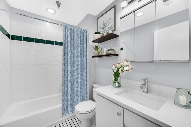 Building Photo - 312 N May St