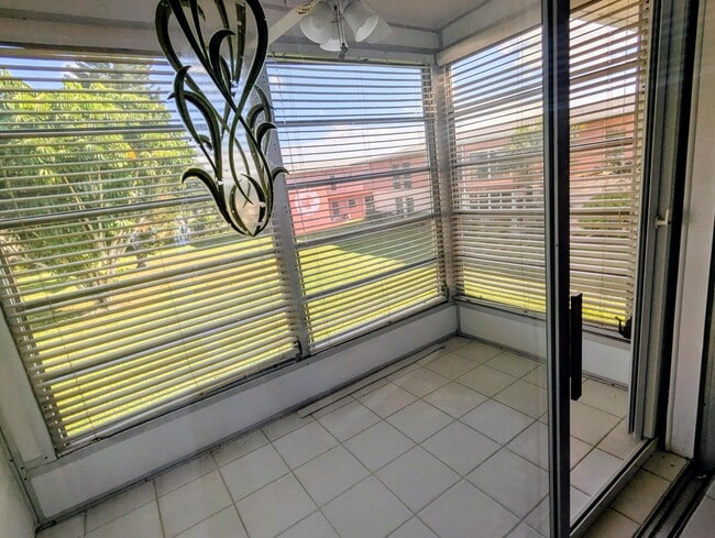 Building Photo - 2 Golfs Edge