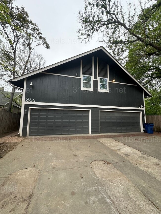 Building Photo - $1495 - 2 bed 1.5 bath - Duplex located in Riverside