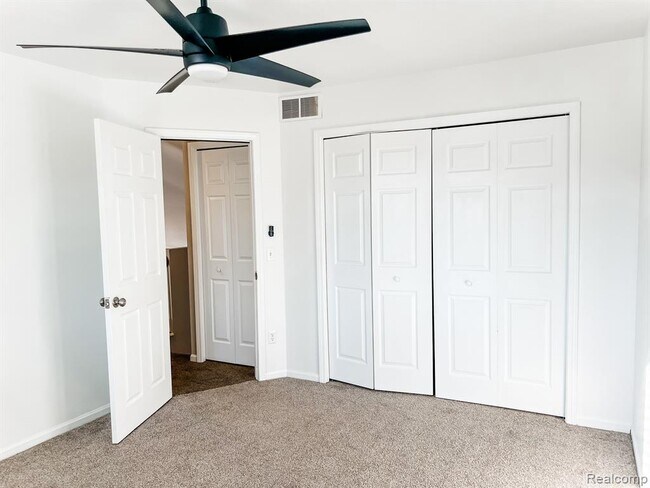 Building Photo - 1104 E Oak Dr