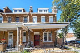 Building Photo - Available Now!  // 3bedroom 2.5 bathroom C...