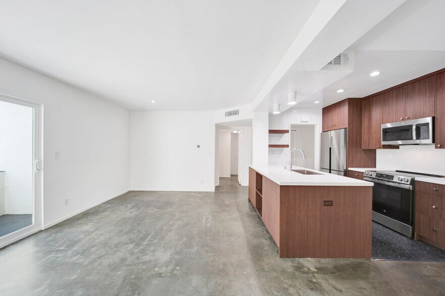 Building Photo - 7767 Hollywood Blvd