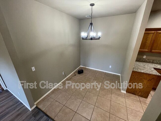 Building Photo - 400 N Willowood Dr