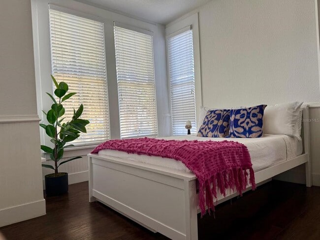 Building Photo - 910 SE 2nd St