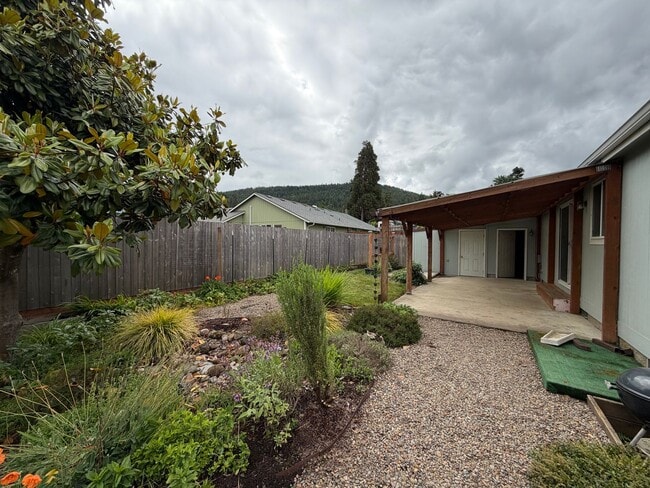Building Photo - Spacious 3 Bed 2 Bath Springfield Home With Bonus Room and Extra Storage