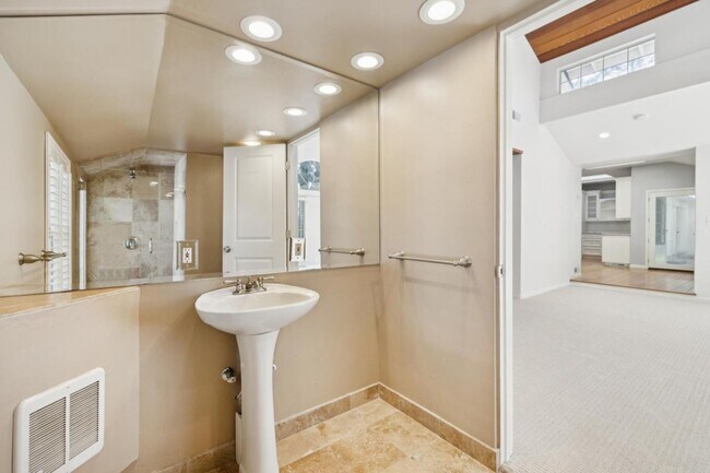 Building Photo - 216 Valparaiso Ave