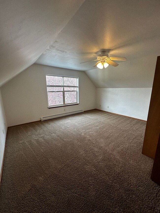 Building Photo - Beautiful 4 bedroom Home located in Centra...