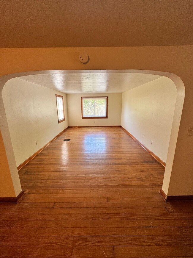 Building Photo - 212 E Kline St