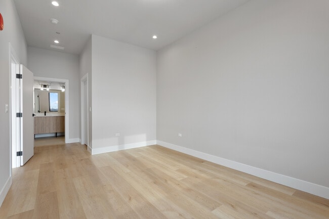 Building Photo - 2505 W Farragut Ave