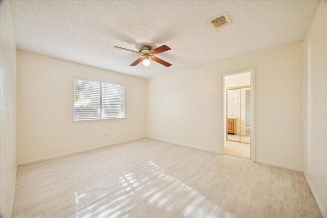 Building Photo - 1119 Downing Cir