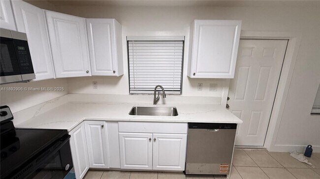 Building Photo - 6046 SW 40th St