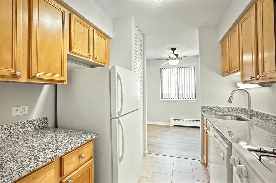 Building Photo - 5531 N Kenmore Ave
