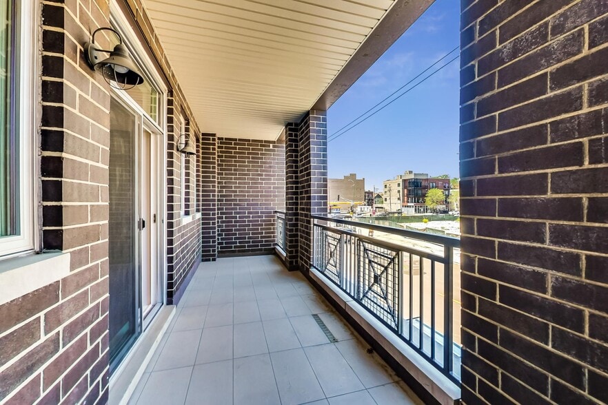 Building Photo - 2341 W North Ave