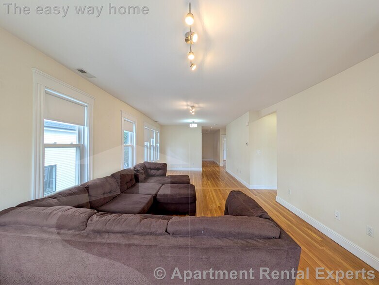 Building Photo - 7-9 Bonner Ave Unit #2