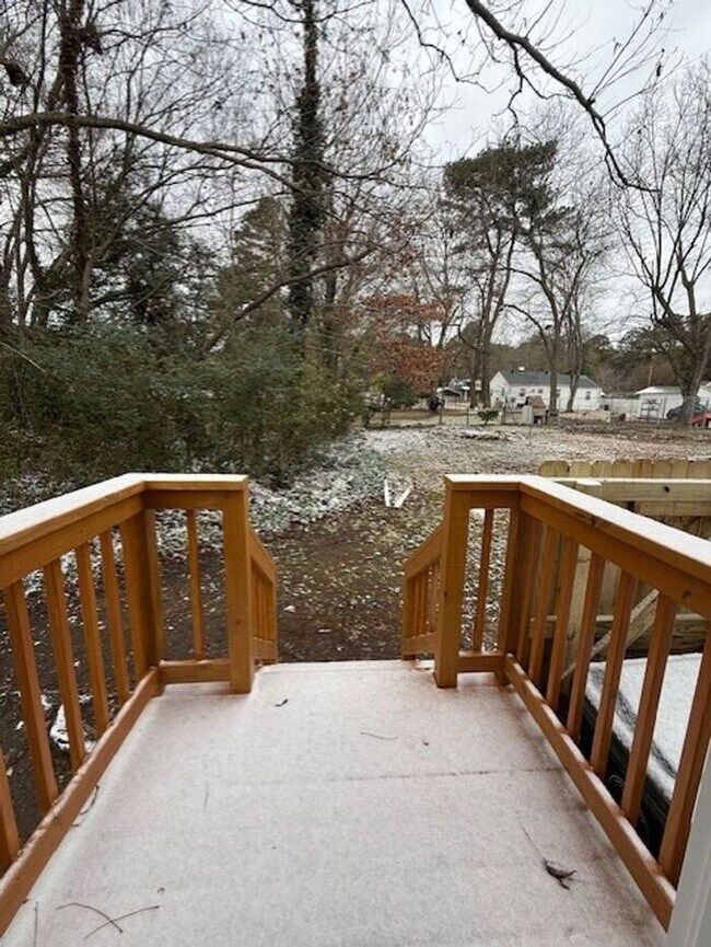 Building Photo - Modern Comfort Meets Charm in This Updated 1-Bedroom Duplex