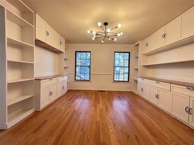 Building Photo - 3164 Katherine Ave