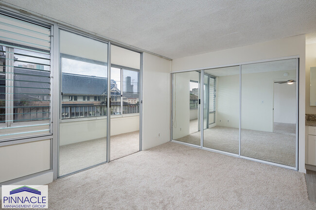 Building Photo - 1122 Elm St