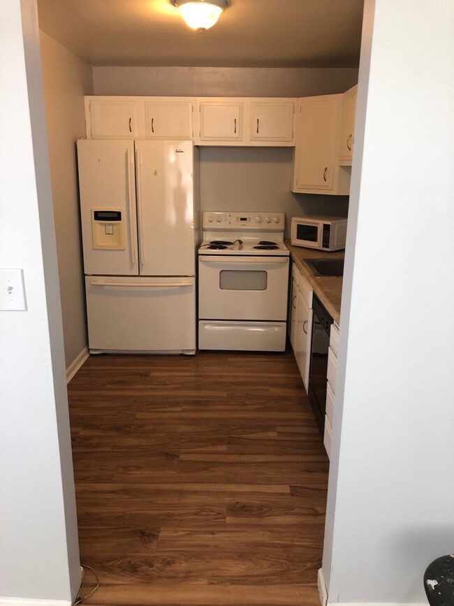 Building Photo - 2 Bedroom 2 Bath Newly Remodeled Unit. Hea...