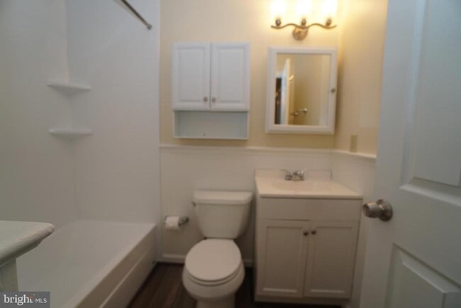 Building Photo - 915 Arch St