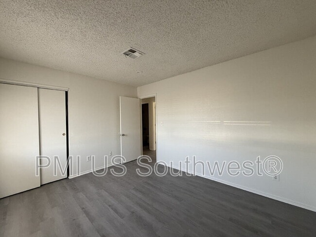 Building Photo - 664 Honeysuckle Rd