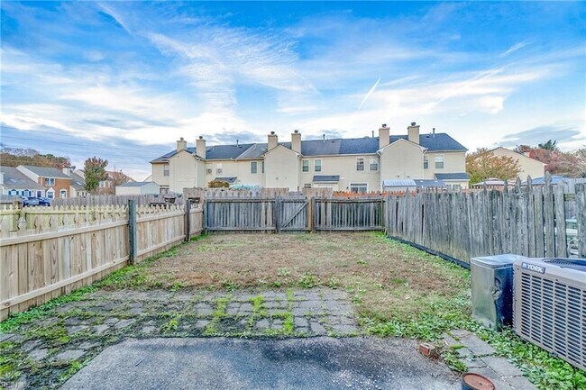 Building Photo - 714 Sutherland Dr