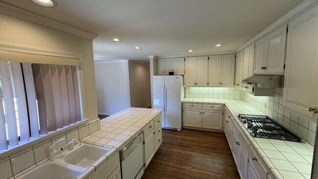 Building Photo - 507 Bluebird Pl