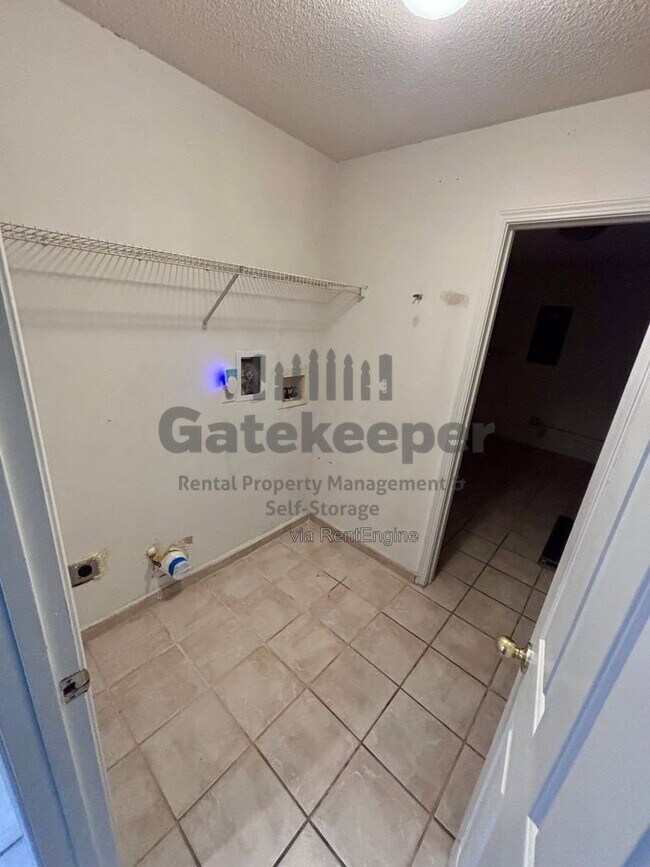 Building Photo - 644 N Fairfield Dr