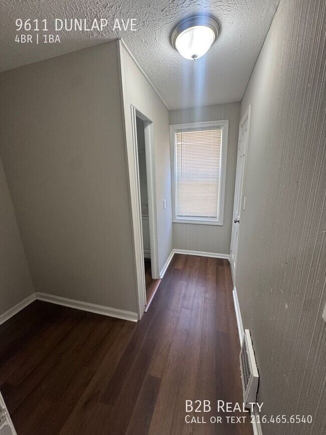 Building Photo - 9611 Dunlap Ave