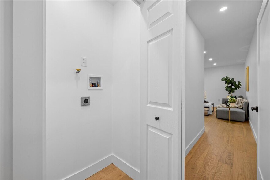 Building Photo - 5815 Saloma Ave