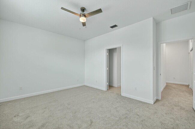 Building Photo - 305 SE Crossoak Ln